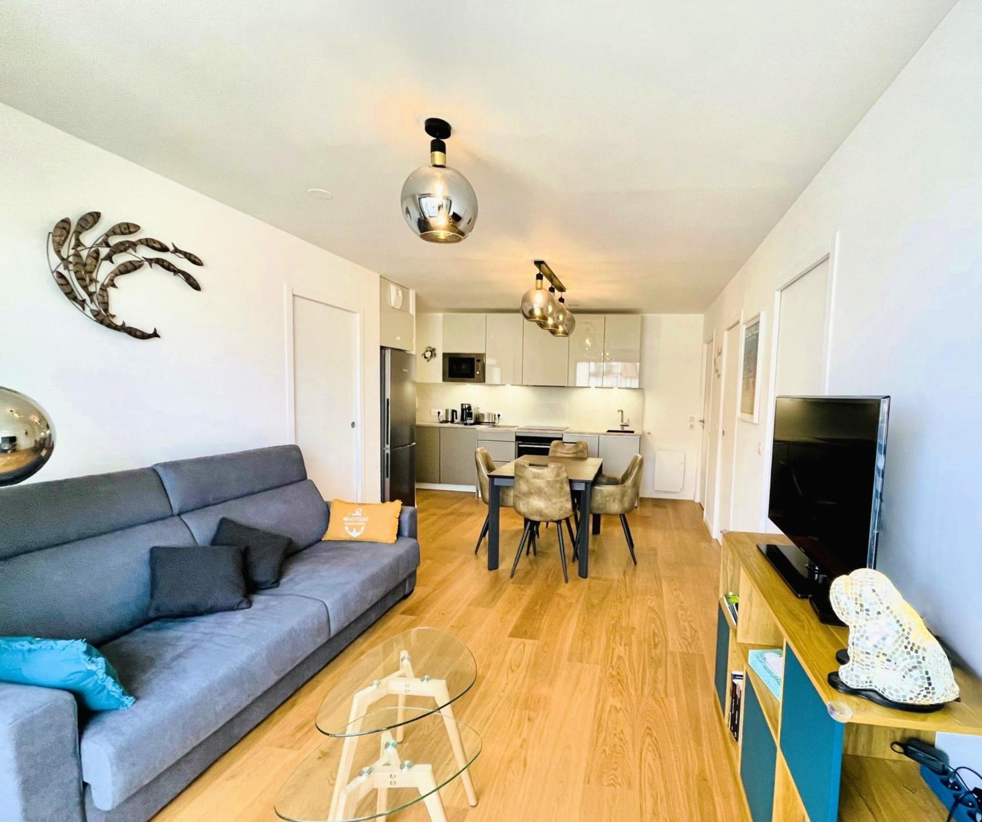 3 Pieces, Standing, Centre, 2 Sdb, 2 Wc, Balcon *
